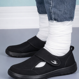 حذاء طبي مريح بتصميم عملي (Slip-On مع لاصق)، مناسب للمشي والاستخدام اليومي